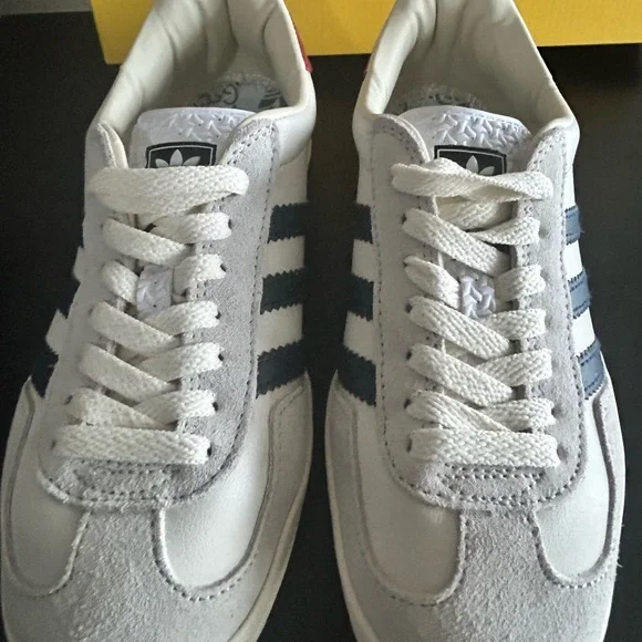 Gucci White and Red Women's Sneakers - Picture 2 of 7